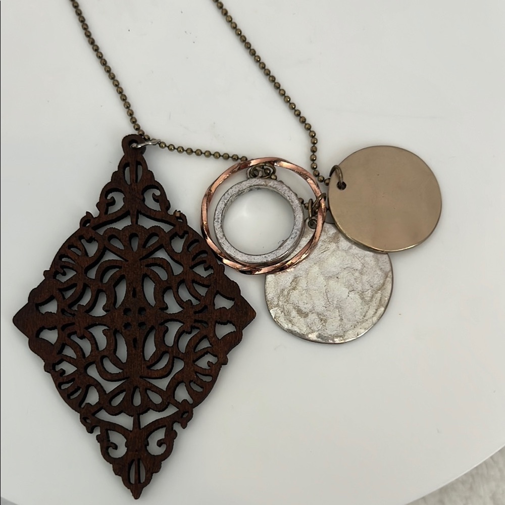 Elegant Brown Pendant Necklace - Picture 2 of 4